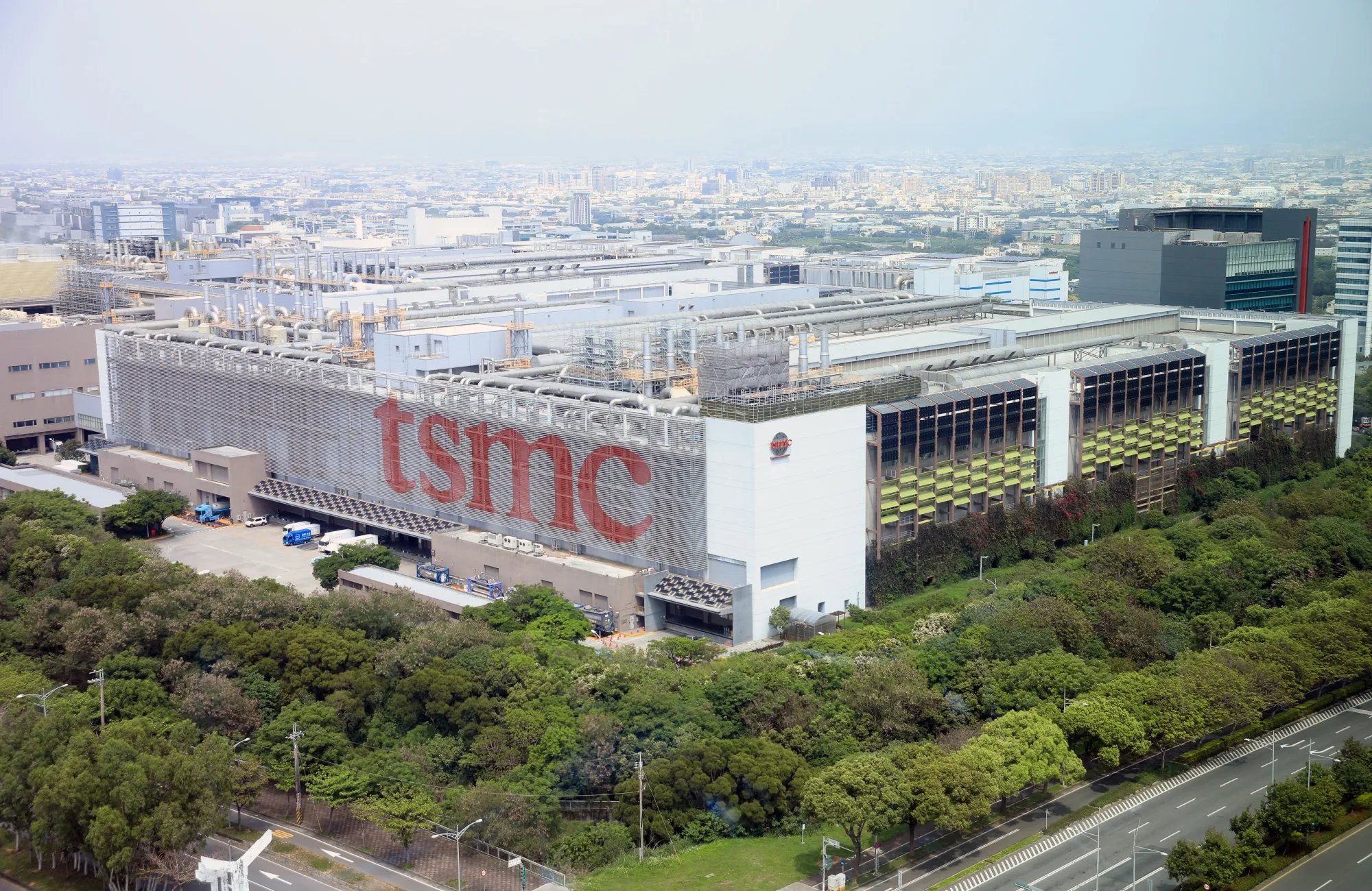 TSMC تتجاوز التوقعات بـ 33 مليار دولار بفضل الرقائق المتقدمة